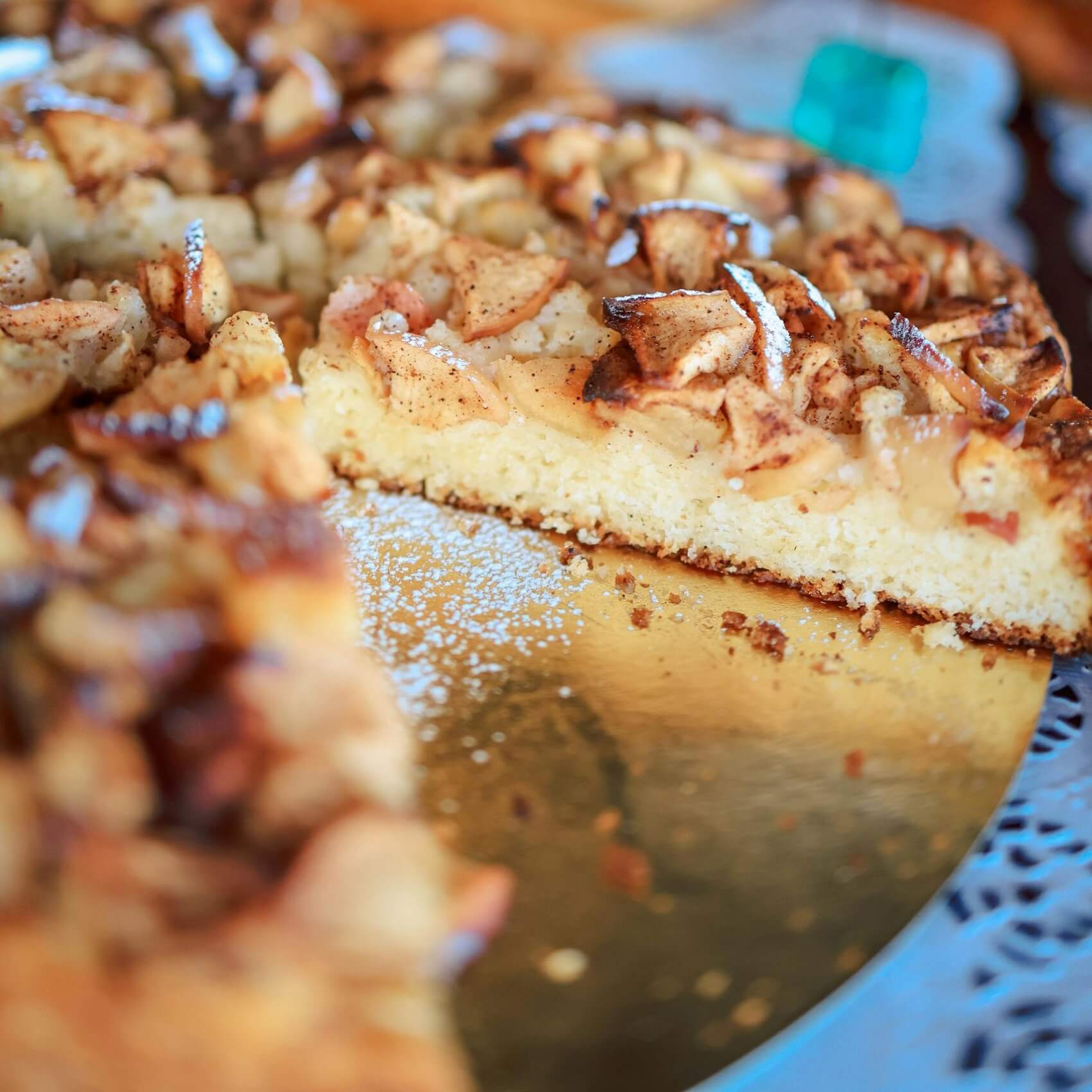 Apple Cinnamon Crumble Cake